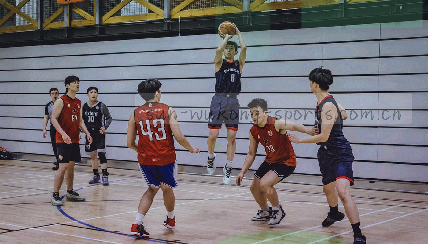 客场球馆通道与球场入口的冷色调视角